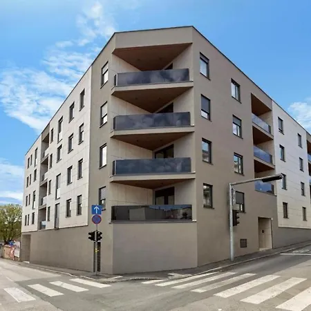 Noovi - With Private Parking Apartmán