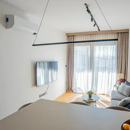 Noovi - With Private Parking