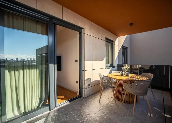 Noovi - With Private Parking *