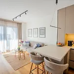 Noovi - With Private Parking Apartment